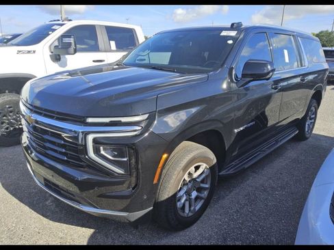 Used 2025 Chevrolet Suburban LS RWD image 3