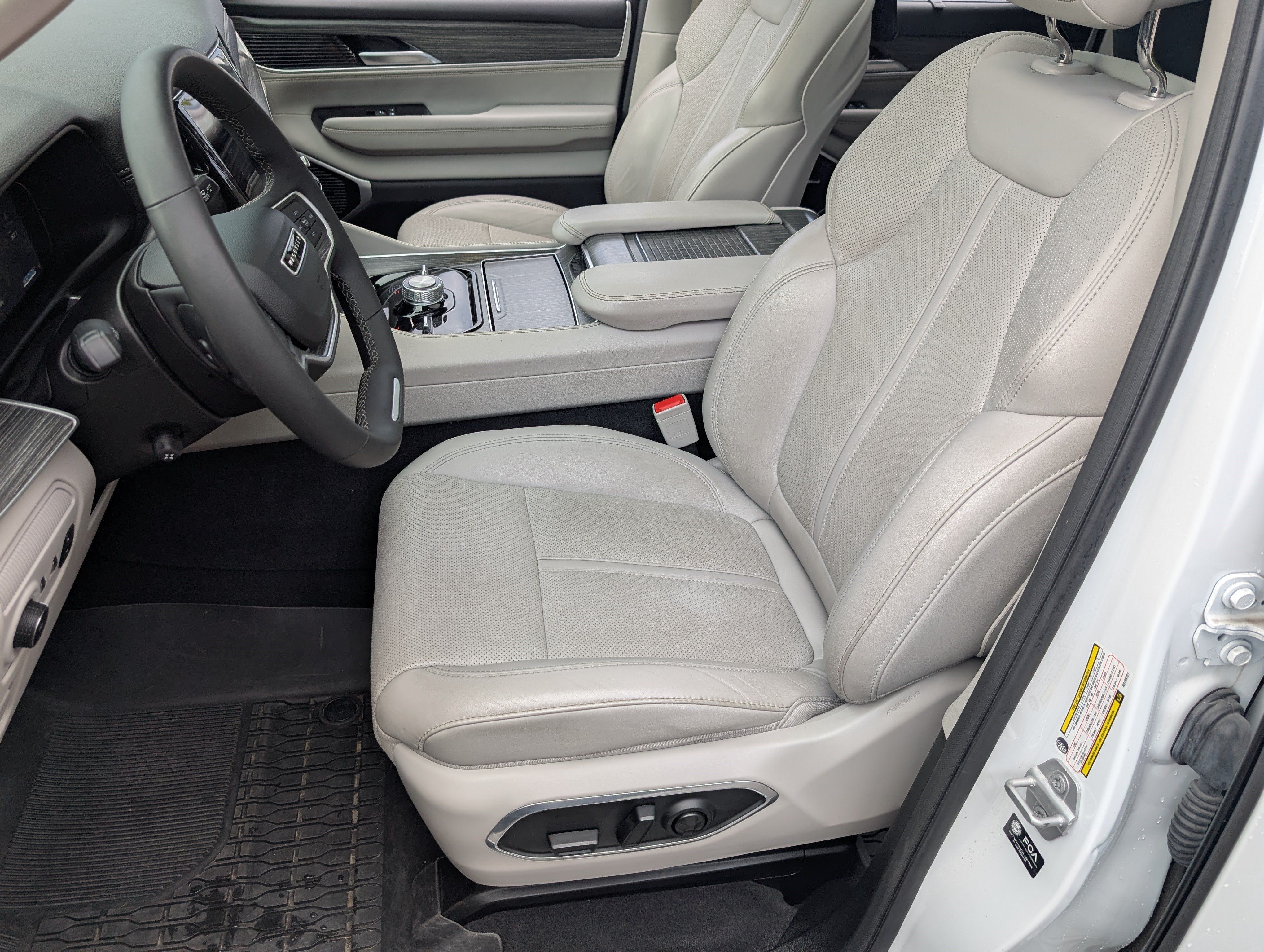 Used 2024 Jeep Wagoneer L Series III w/ Premium Group I AWD/4WD image 17