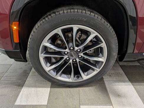 Used 2024 Jeep Wagoneer Series III w/ Premium Group I AWD/4WD image 7