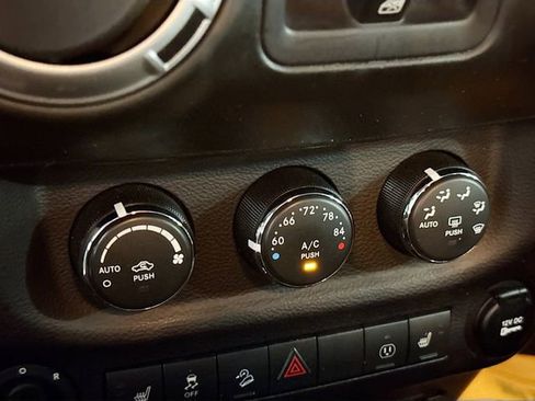 Used 2015 Jeep Wrangler Unlimited Rubicon w/ Connectivity Group image 16