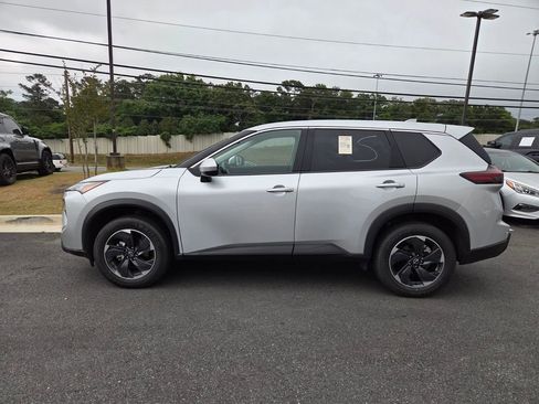 Used 2025 Nissan Rogue SV FWD image 2