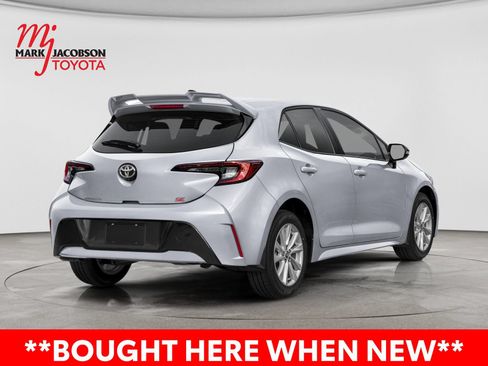 Used 2025 Toyota Corolla SE w/ SE Package FWD image 3