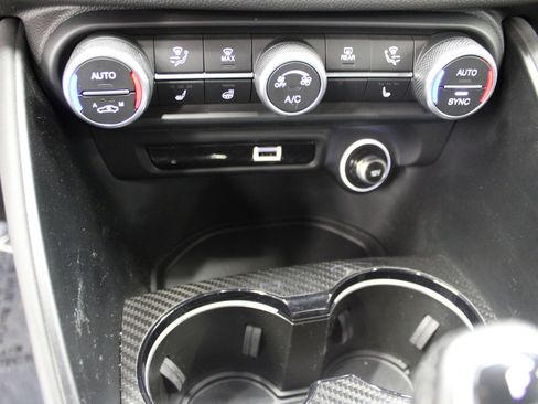 Used 2022 Alfa Romeo Giulia Quadrifoglio image 32