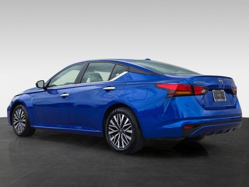 Used 2025 Nissan Altima 2.5 SV FWD image 6