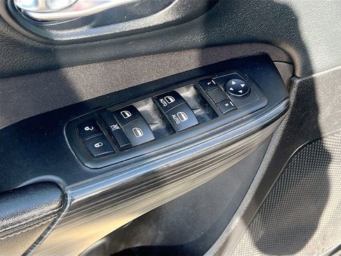 Used 2015 Jeep Cherokee Latitude AWD/4WD image 17