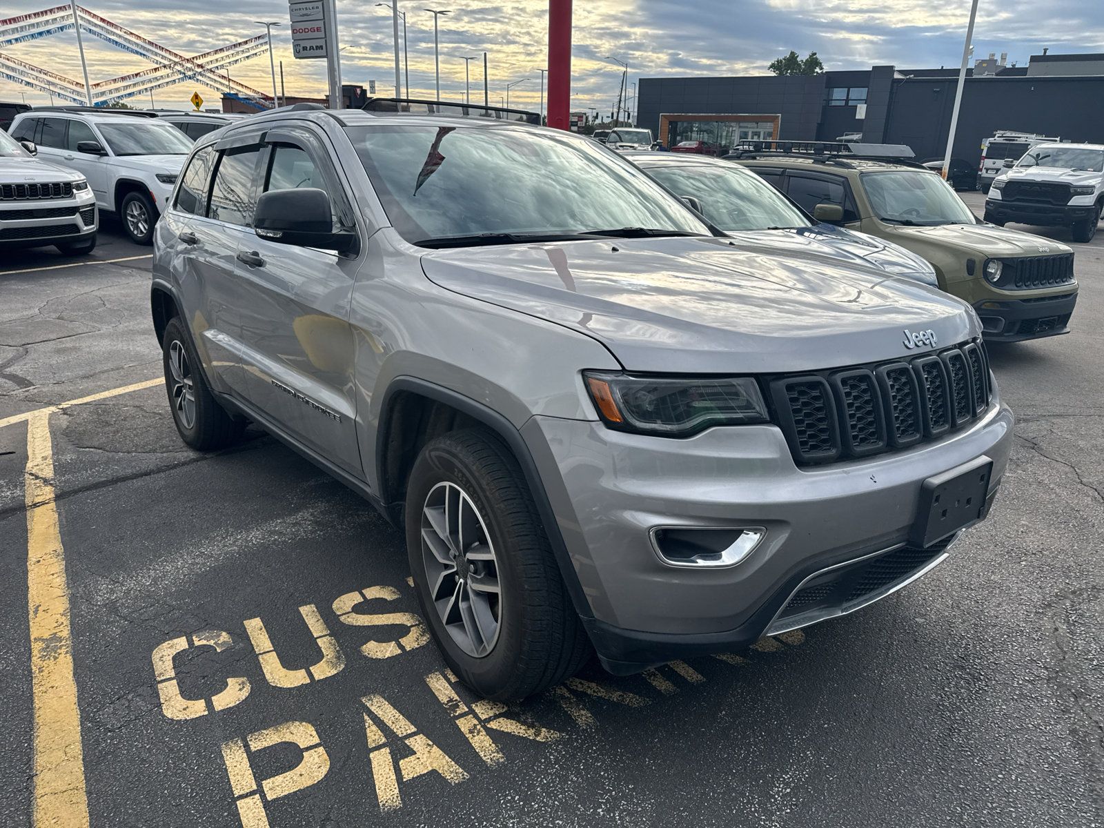 Used 2021 Jeep Grand Cherokee Limited w/ Premium Lighting Group AWD/4WD image 2