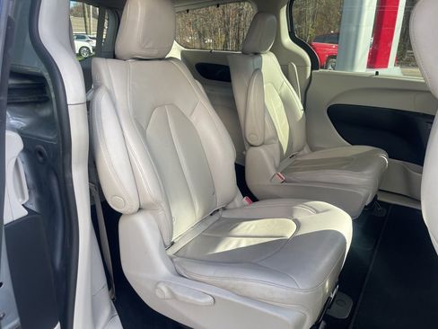 Used 2021 Chrysler Pacifica Touring-L image 22
