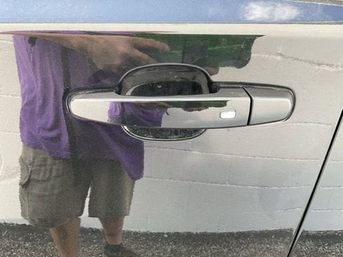 Used 2023 Chevrolet Traverse LT image 21