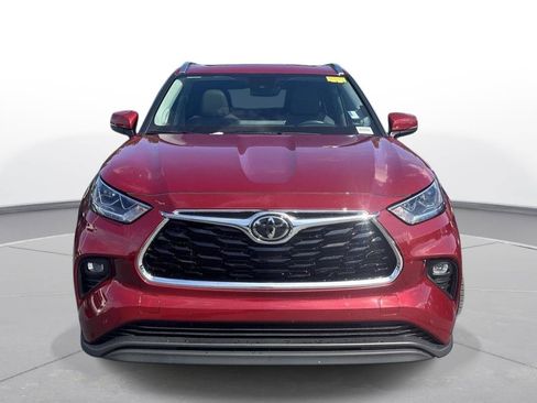 Used 2023 Toyota Highlander Limited FWD image 3