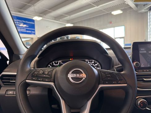 Used 2025 Nissan Altima 2.5 SV FWD image 19