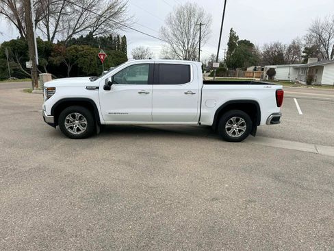 Used 2023 GMC Sierra 1500 SLT image 2