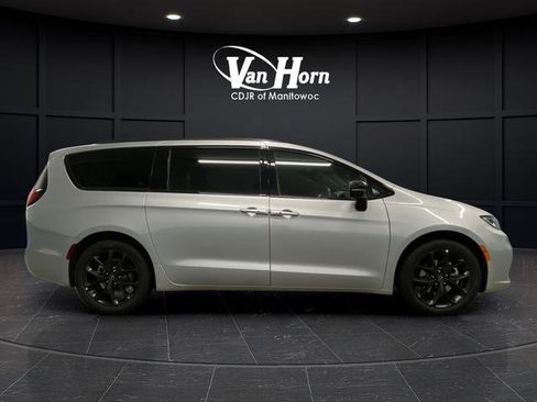 New 2026 Chrysler Pacifica Select w/ S Appearance Package image 2