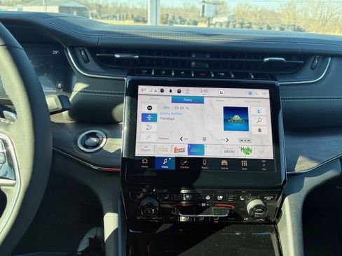 Used 2024 Jeep Grand Cherokee Overland image 12