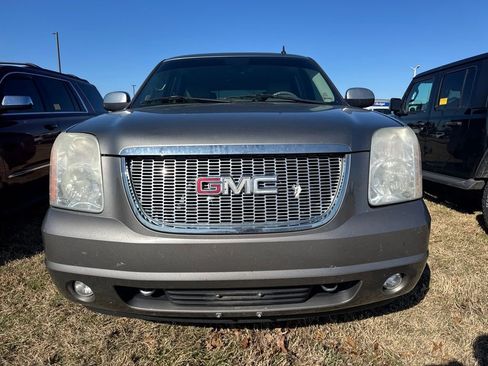 Used 2009 GMC Yukon SLT w/ SLT Chrome Edition image 2