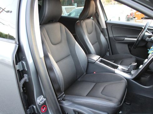 Used 2017 Volvo XC60 T5 w/ Tailgate Package image 10