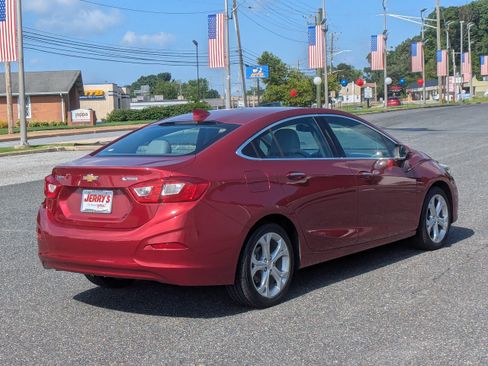 Used 2018 Chevrolet Cruze Premier FWD image 9