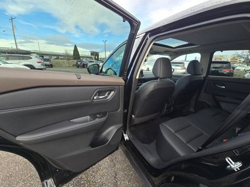 Used 2023 Nissan Rogue SL w/ SL Premium Package image 19