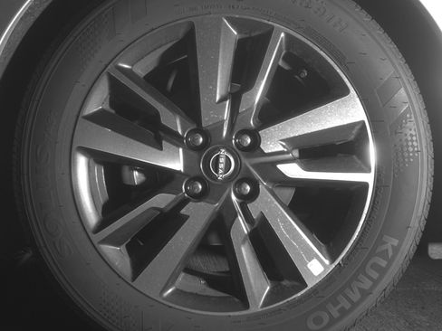 Used 2025 Nissan Versa SV image 12