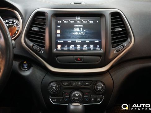 Used 2016 Jeep Cherokee Latitude w/ Comfort & Convenience Group AWD/4WD image 12