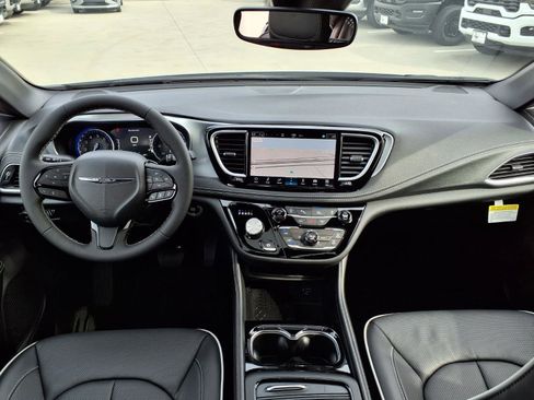 New 2026 Chrysler Pacifica Limited w/ S Appearance Package FWD image 7