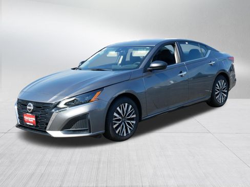 Used 2024 Nissan Altima 2.5 SV FWD image 3