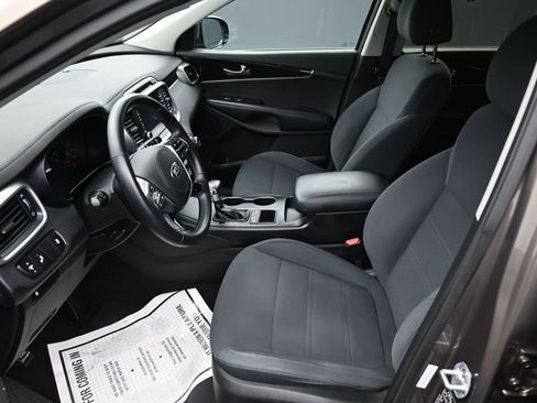 Used 2019 Kia Sorento LX w/ LX Convenience Package image 11