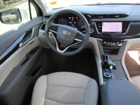 Used 2023 Cadillac XT6 Premium Luxury w/ Technology Package image 12