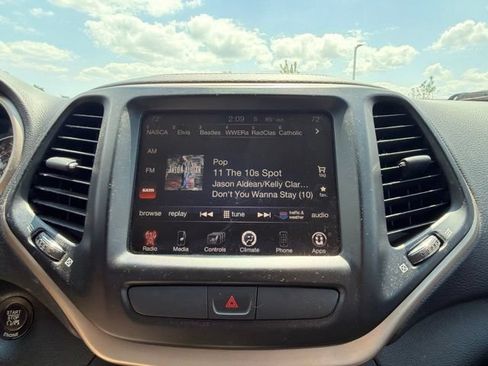 Used 2015 Jeep Cherokee Latitude w/ Comfort/Convenience Group AWD/4WD image 28