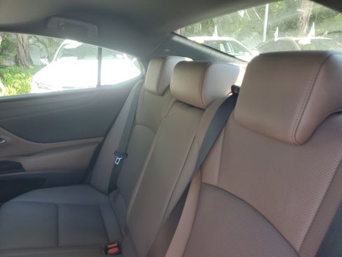 Certified 2022 Lexus ES 300h w/ Premium Package image 15