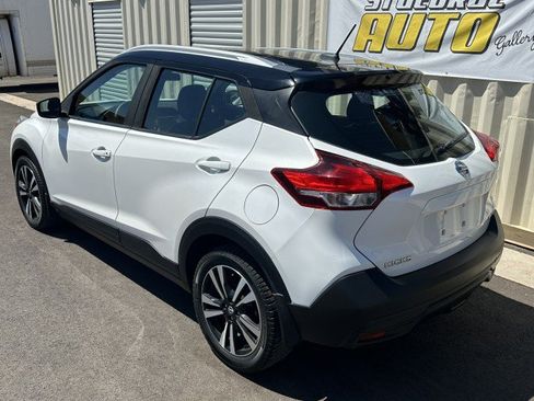 Used 2018 Nissan Kicks SV FWD image 2