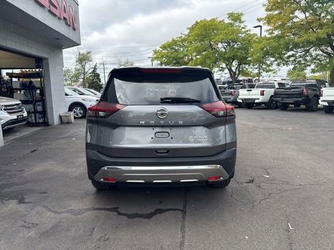 Used 2021 Nissan Rogue Platinum image 3