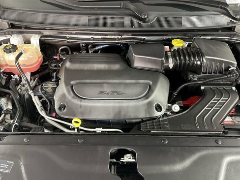 Used 2024 Chrysler Pacifica Limited FWD image 11