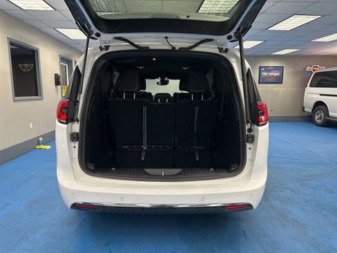 Used 2025 Chrysler Pacifica Select image 8