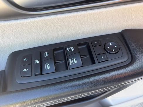 Used 2022 Chrysler Pacifica Touring-L FWD image 13