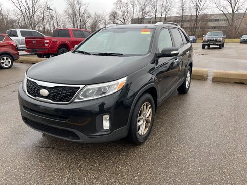Used 2014 Kia Sorento LX image 2