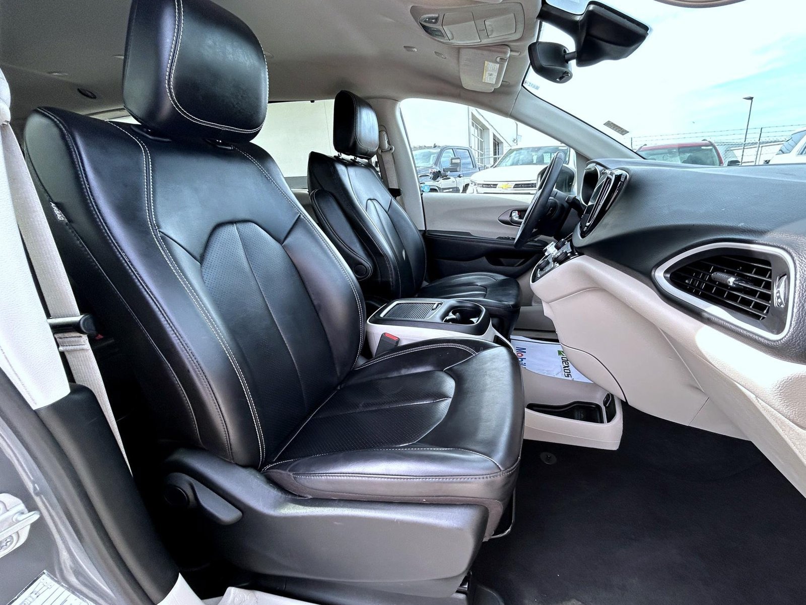 Used 2023 Chrysler Pacifica Touring-L FWD image 21