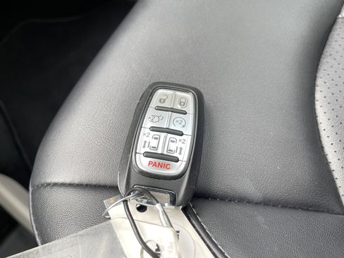 Used 2024 Chrysler Pacifica Touring-L image 44