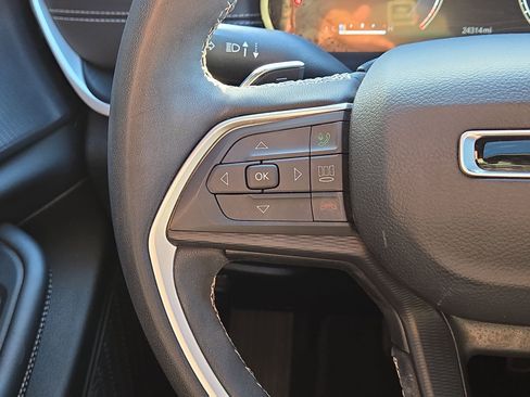 Used 2025 Jeep Grand Cherokee Altitude image 21