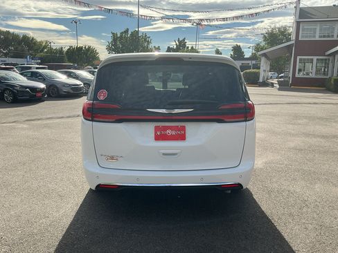 Used 2023 Chrysler Pacifica Touring-L FWD image 6