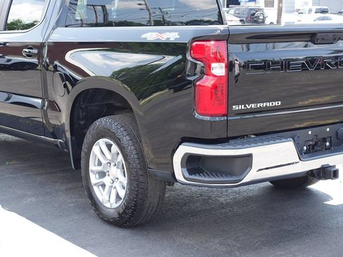 Used 2022 Chevrolet Silverado 1500 LT AWD/4WD image 9