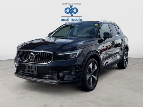 Used 2025 Volvo XC40 B5 Plus image 2