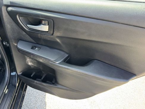 Used 2015 Toyota Camry SE FWD image 11