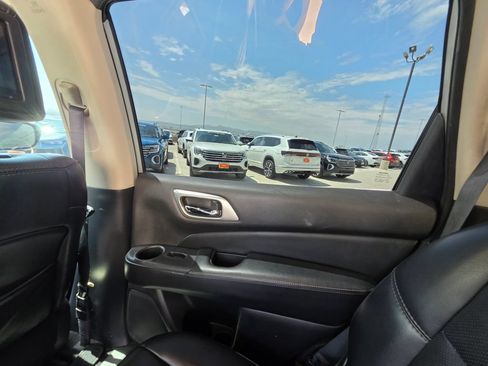 Used 2017 Nissan Pathfinder Platinum w/ Family Entertainment Package AWD/4WD image 21