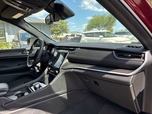 Used 2024 Jeep Grand Cherokee L Laredo RWD image 10