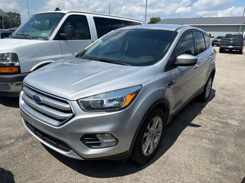 Used 2017 Ford Escape SE w/ SE Cold Weather Package AWD/4WD image 4