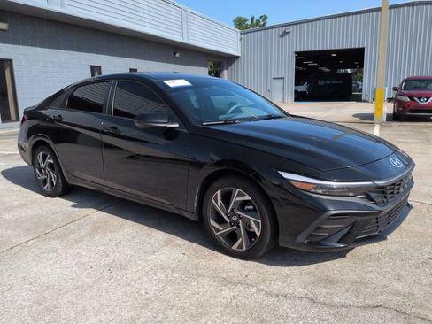 Used 2025 Hyundai Elantra Sport FWD image 2