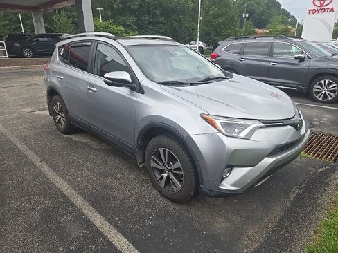 Used 2018 Toyota RAV4 XLE AWD/4WD image 9