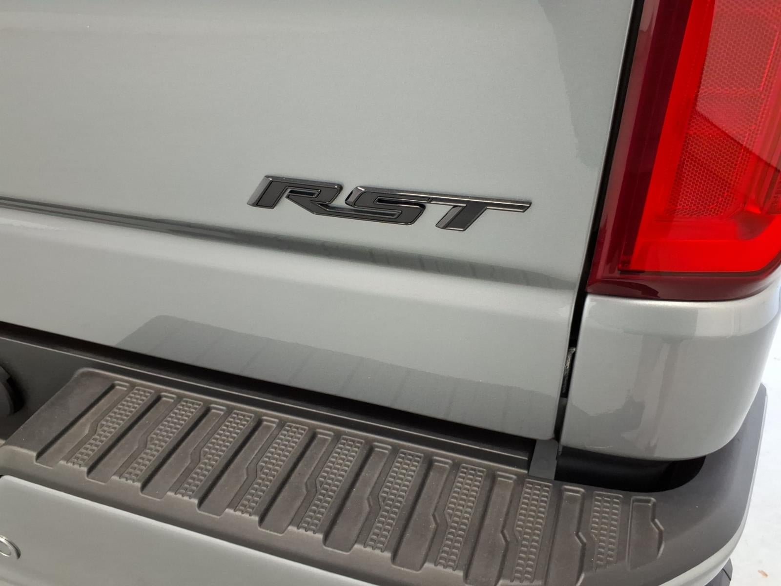 New 2026 Chevrolet Silverado 1500 RST w/ Dark Appearance Package AWD/4WD image 13