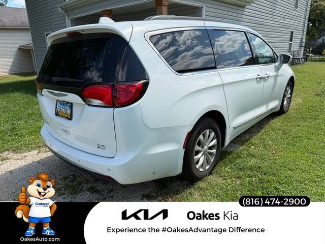 Used 2017 Chrysler Pacifica Touring-L FWD image 1