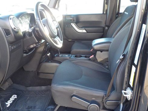 Used 2016 Jeep Wrangler Unlimited Rubicon w/ Connectivity Group image 18